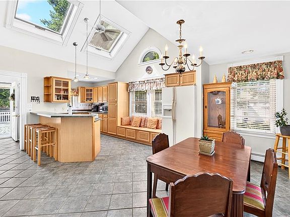 5th image of 392 Bradford Rd