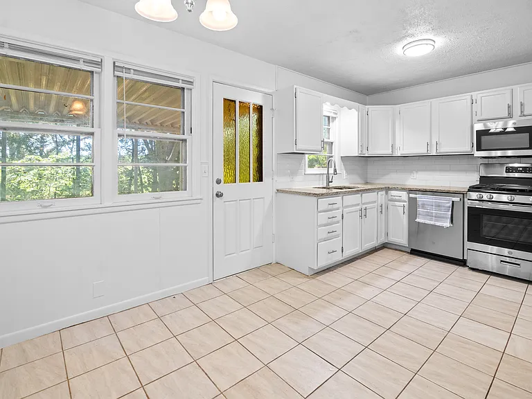 1860 Windsor Ct — Photo 12