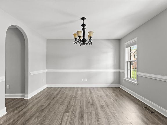 5th image of 215 Chinaberry Ln