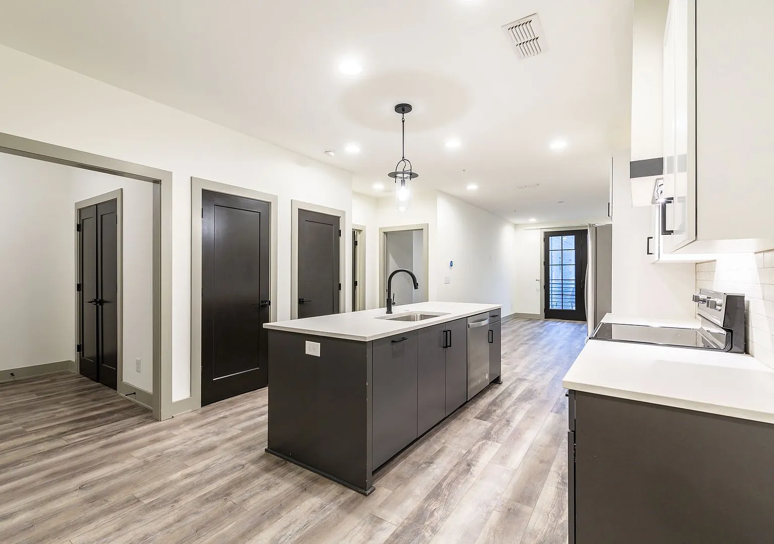 Gorgeous 1 Bed/1 Bath in Edgewood! — Photo 3