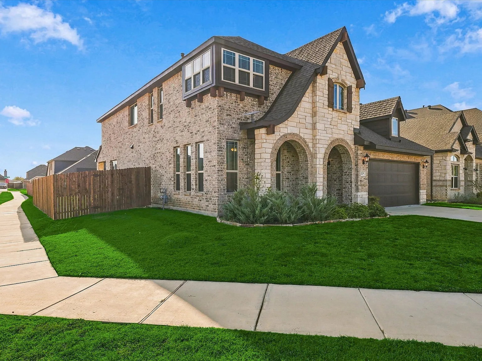 5 bed, 3.5 bath, 3274 sqft, $3,200 — Photo 2