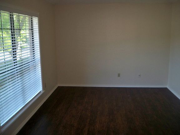 4th image of 1927 S Hillcroft Dr