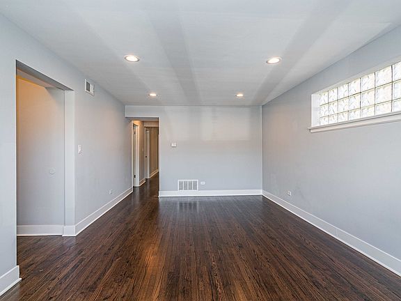 4th image of 6108 N Rockwell St