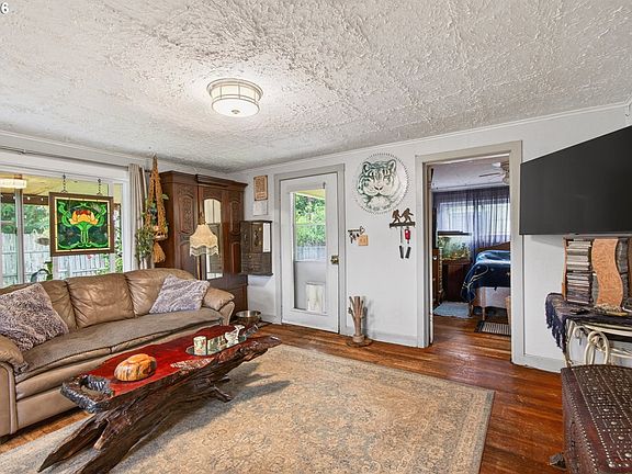 5th image of 943 NE 7th St
