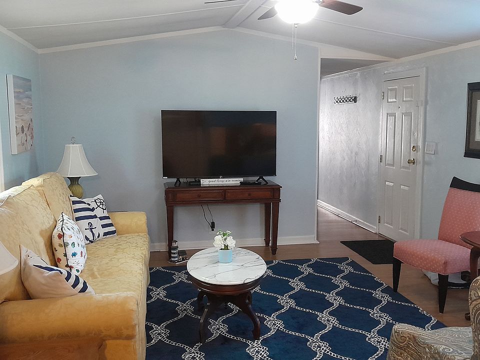 Cozy with nautical theme throughout.