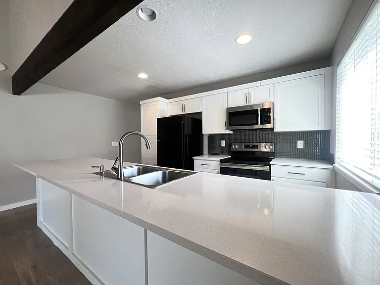 737 N Beachwood St — Photo 9