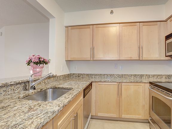 5th image of 10101 Grosvenor Pl APT 301