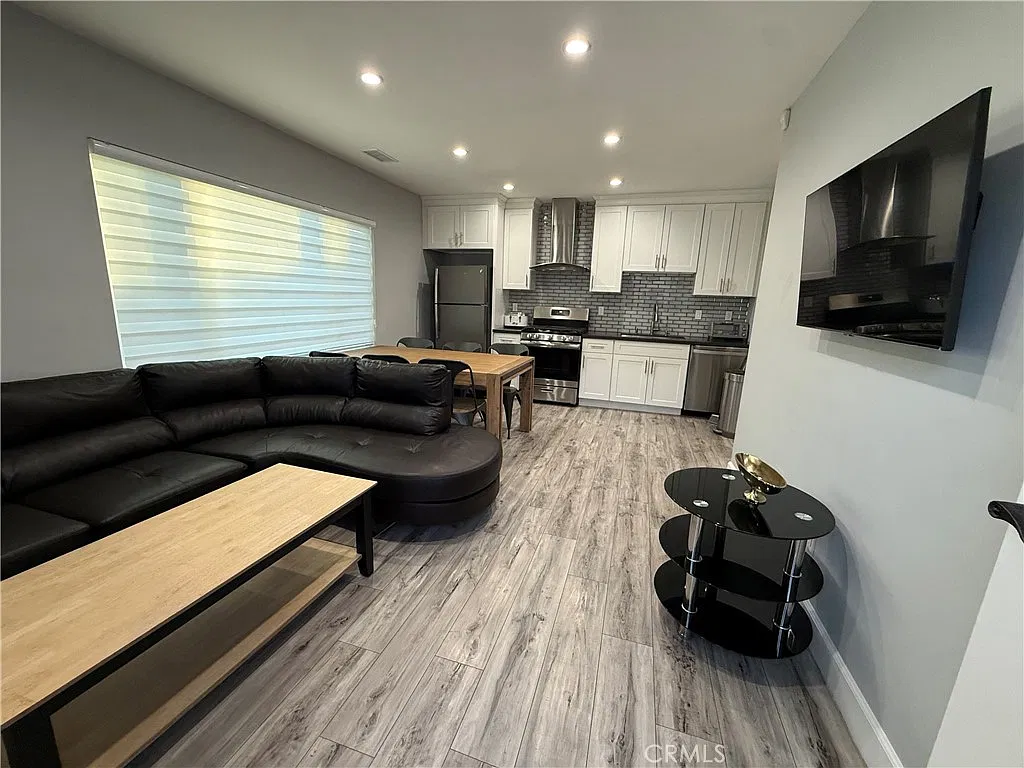 2 bed, 1.5 bath, 800 sqft, $3,000 — Photo 2