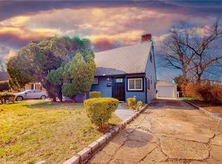 55 Arlington St, Westbury, NY 11590