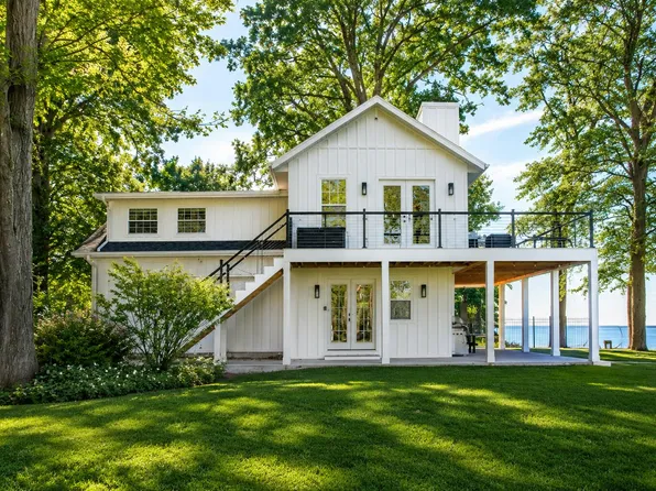 1722 Lake Michigan Dr, Fennville, MI 49408