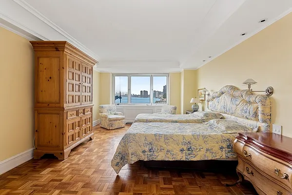 Sold by Sloane Square | media 29