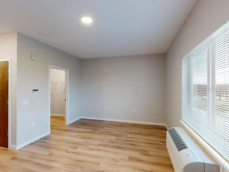 South Pointe Apartments — Photo 22