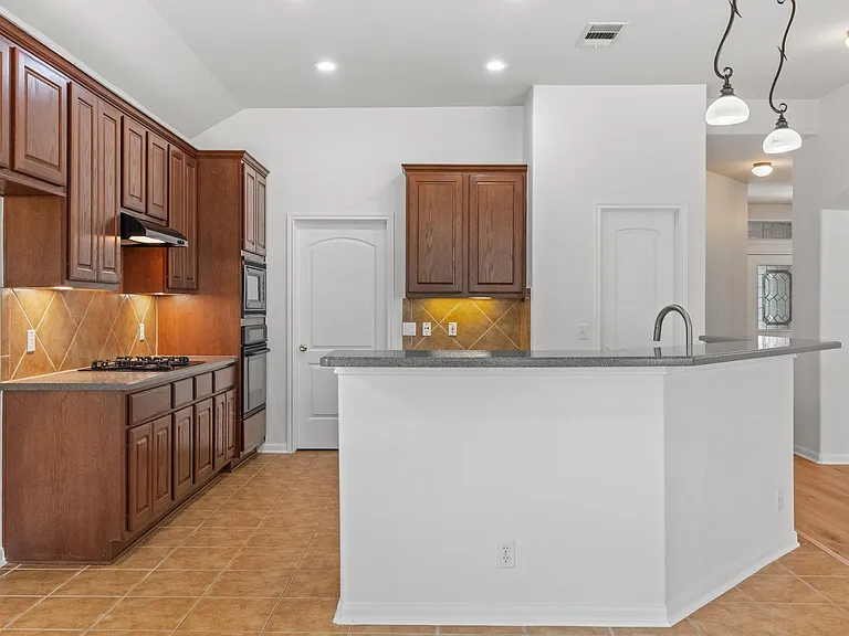 209 Canterbury Dr — Photo 14