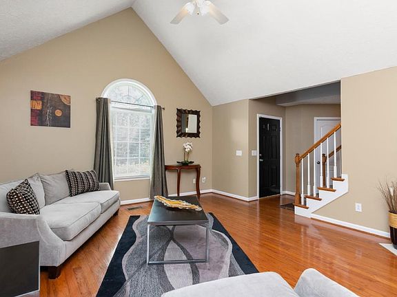 5th image of 381 Clarkston Dr