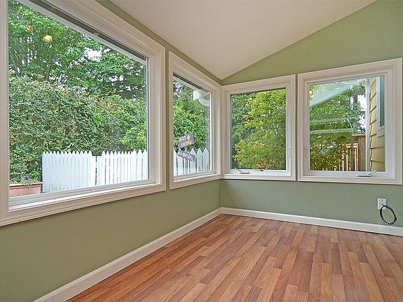 3rd image of 12167 Pleasant Pl NE