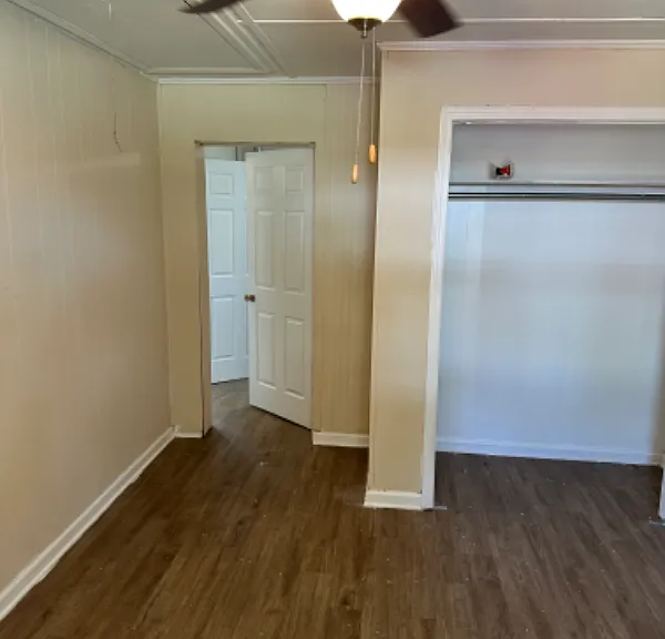 103 E Scott St — Photo 6