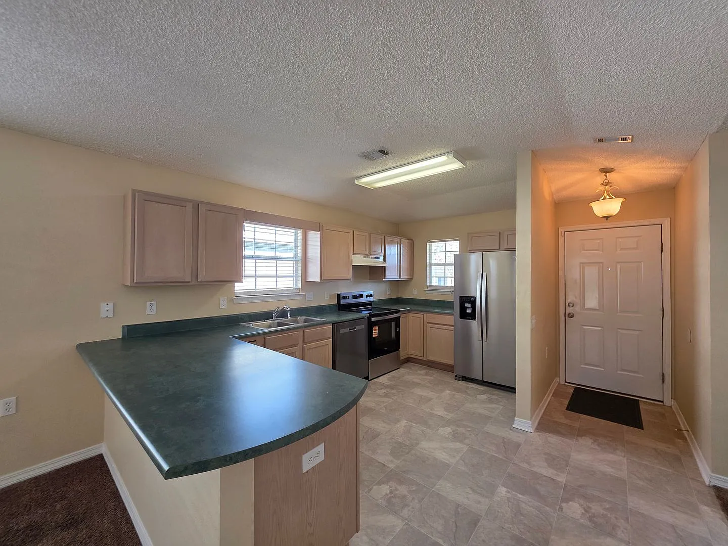 2 BR/2BA with Bonus room and fenced yard. — Photo 2