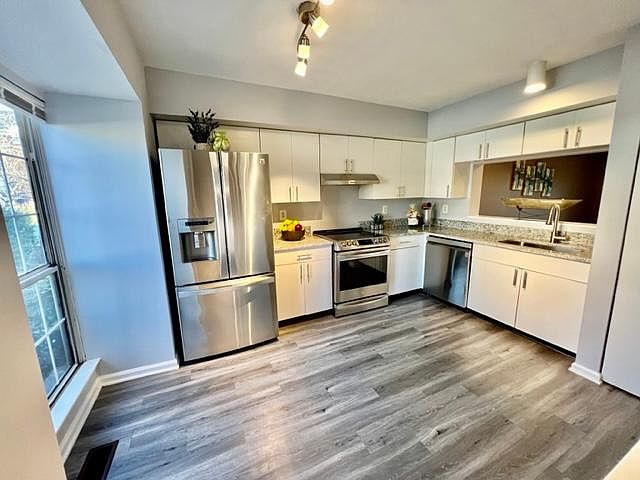 1st image of 907 Dartmouthglen Way