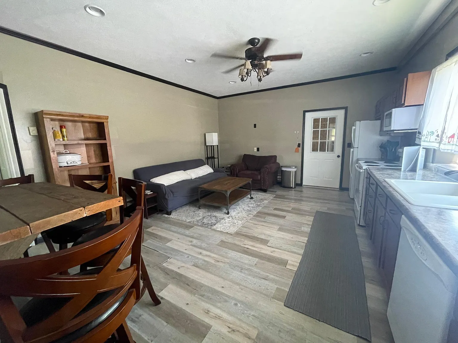 3610 Lakeshore Dr — Photo 2