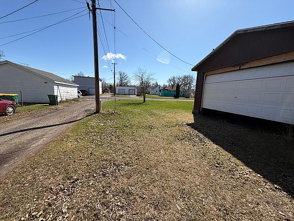 4th image of 126 E Hibbing Ave