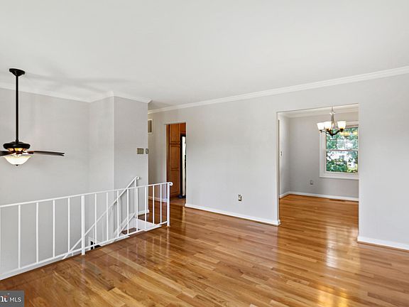 5th image of 988 Sunny Ct