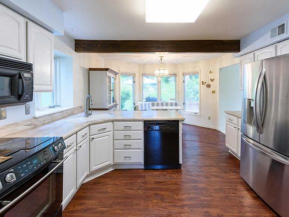 4th image of 208 Pine Valley Dr