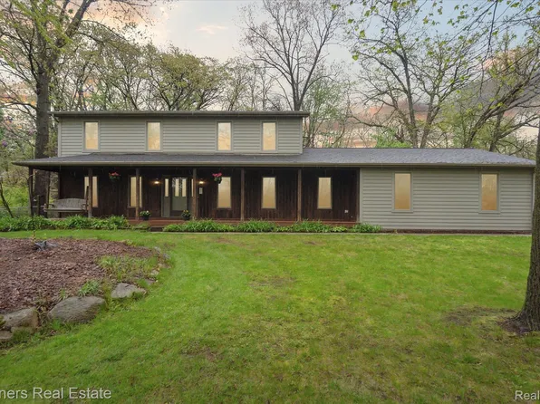 8600 2nd St, Pinckney, MI 48169