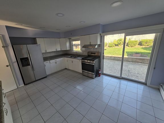 MODERN KITCHEN WALK TO BACK YARD & BASEMENT