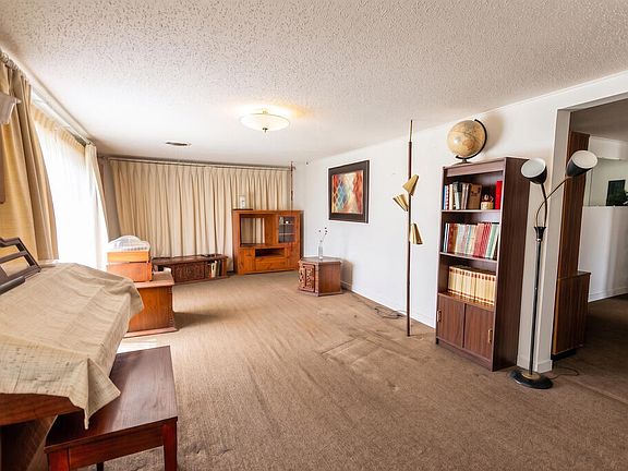 4th image of 207 E 36th St