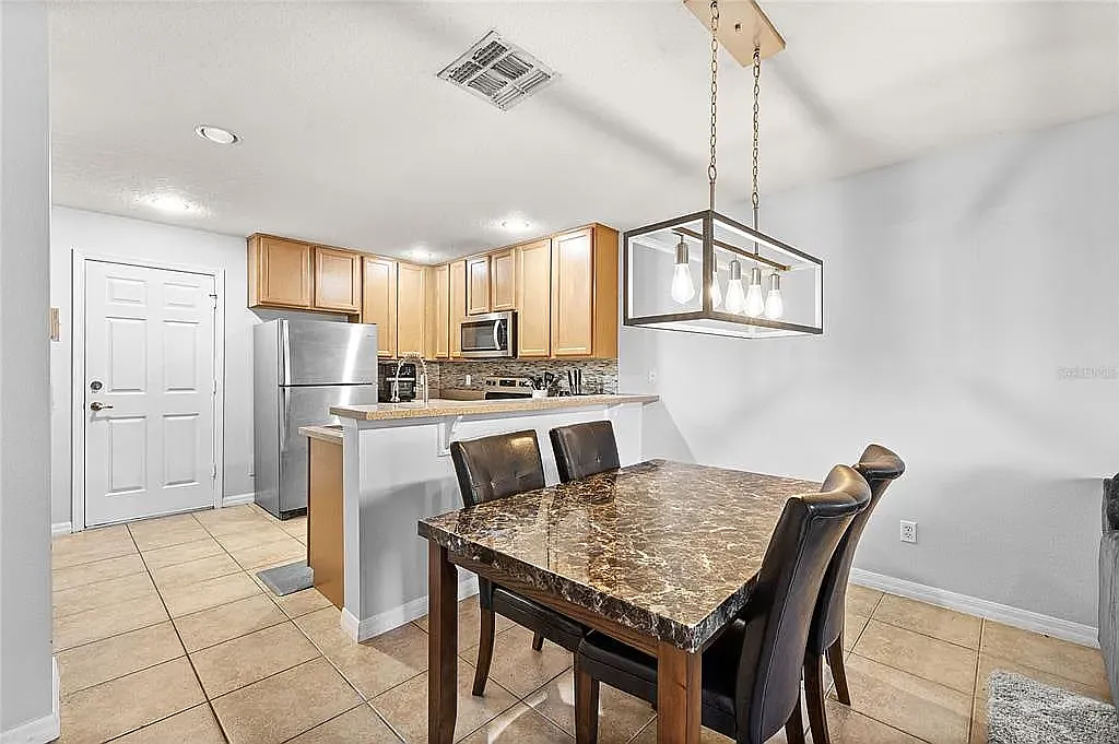 3 bed, 2.5 bath, 1480 sqft, $850 — Photo 2