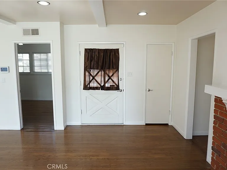 5540 Balboa Blvd — Photo 9