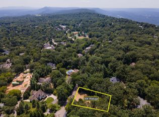 304 N Watauga Ln, Lookout Mountain, TN 37350