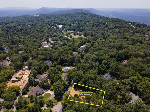 304 N Watauga Ln, Lookout Mountain, TN 37350