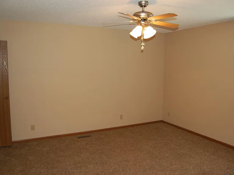 Master bedroom with ceiling fan 14'x13'