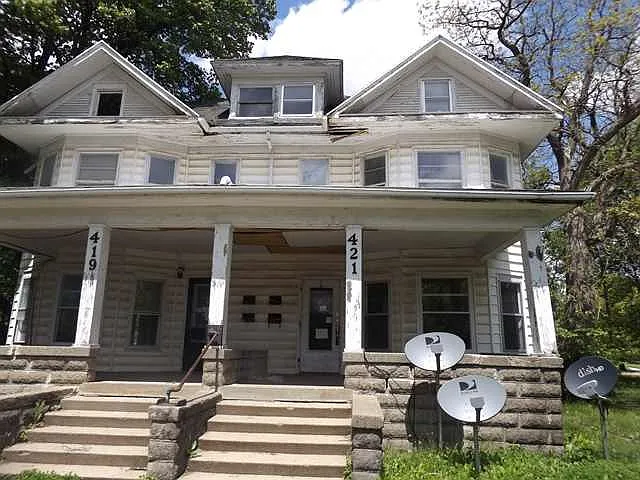 421 Saxon St photo 1