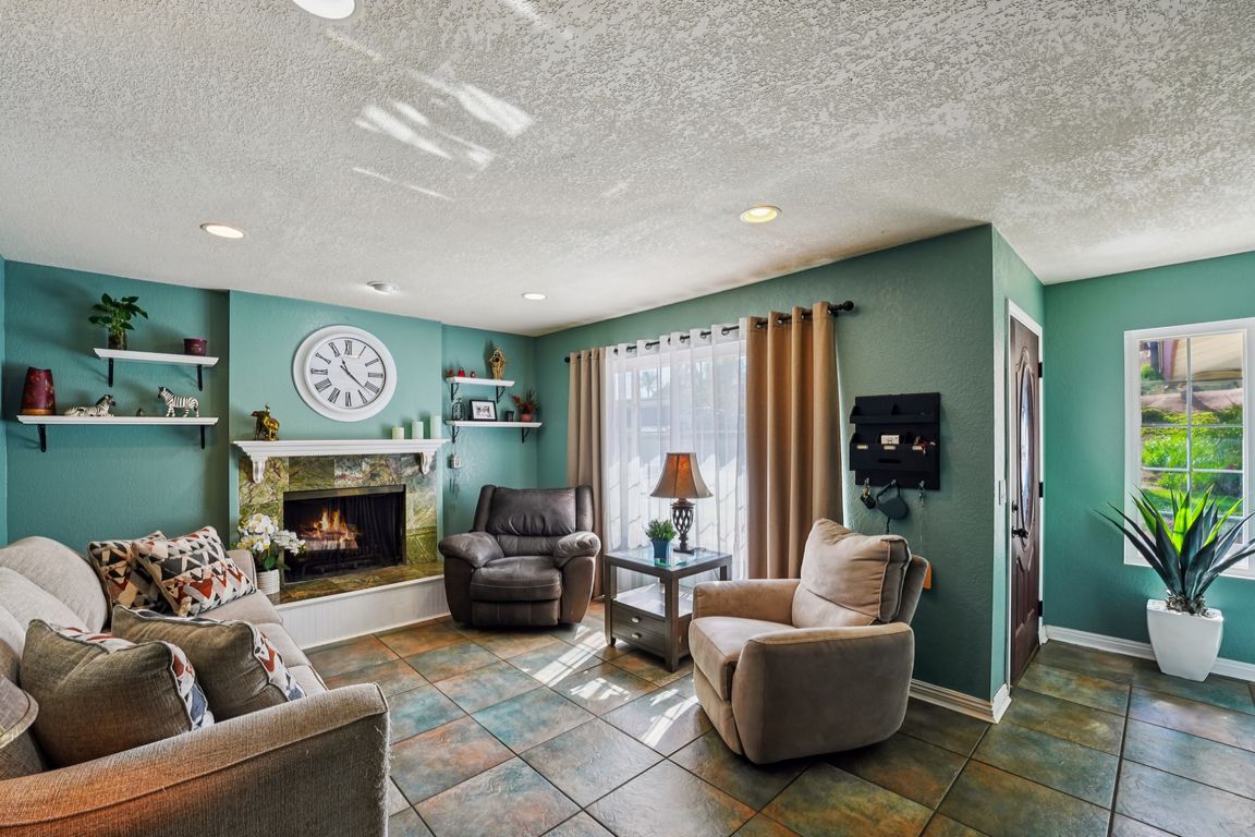 Laurel Dr-S2310-003.jpg