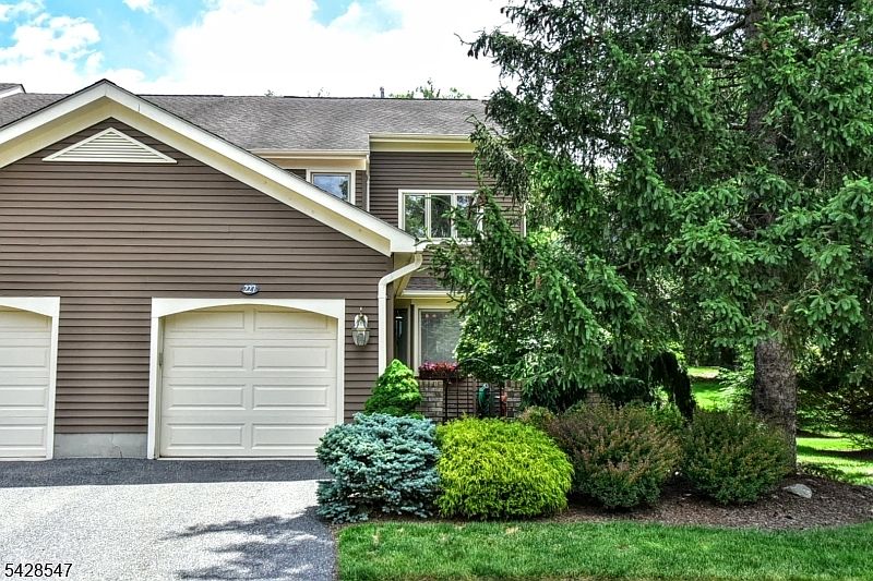 1st image of 227 Westervelt Ln