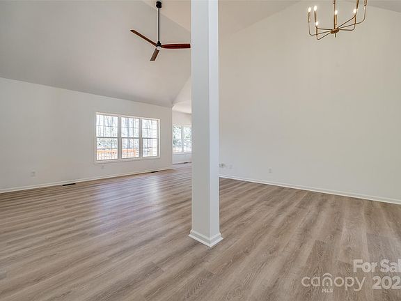 4th image of 937 Brooklee Dr