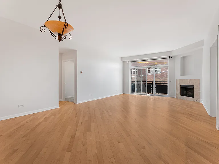 2307 W Wolfram St #312 — Photo 4