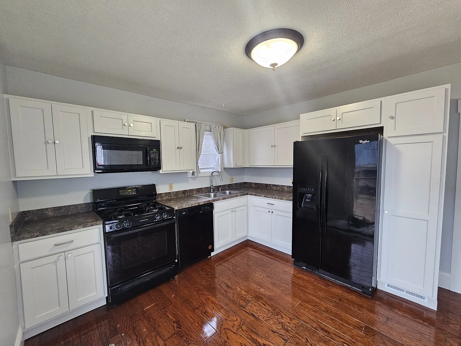 3 bed, 1.5 bath, 1258 sqft, $1,350 — Photo 4