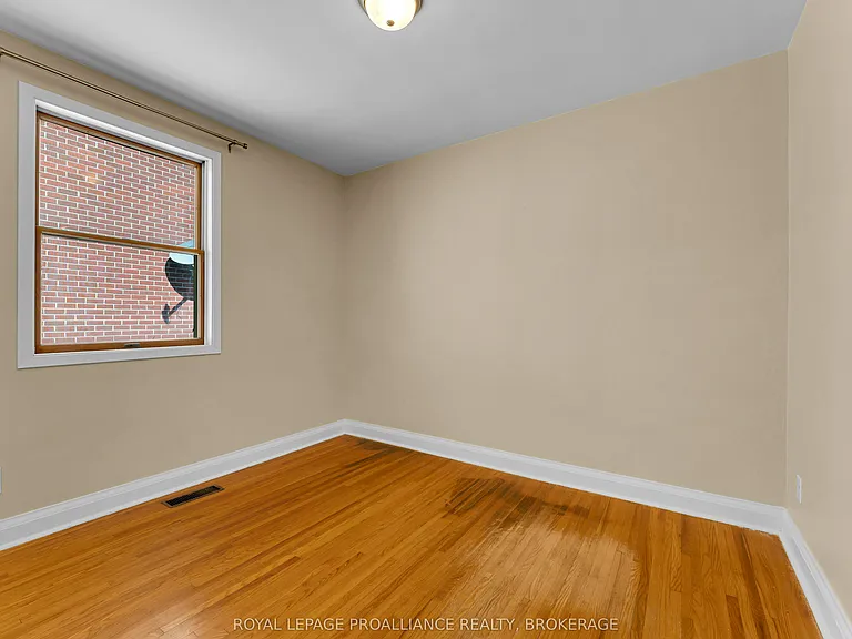 524 College St — Photo 19