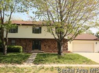 120 Landsdowne Dr, Sherman, IL 62684