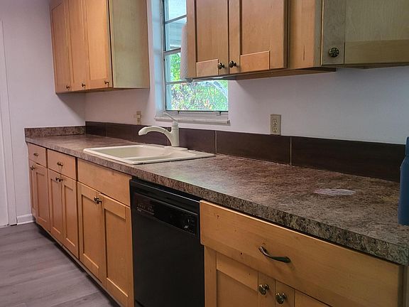 5th image of 719 SW Arkansas Terrace