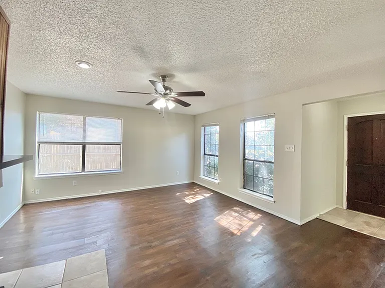 2202 Prairie Creek Trl — Photo 4
