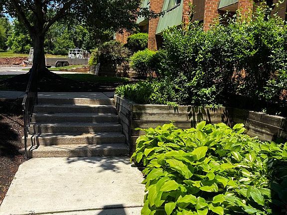 4th image of 511 Meadowview Ln #511