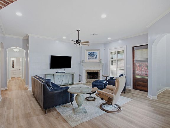 2nd image of 901 N Yorkshire Cir