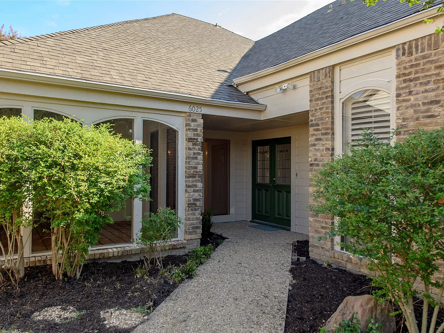 3 bed, 2.5 bath, 2431 sqft, $3,150 — Photo 2