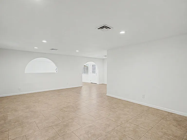 2104 N Comanche Dr — Photo 9