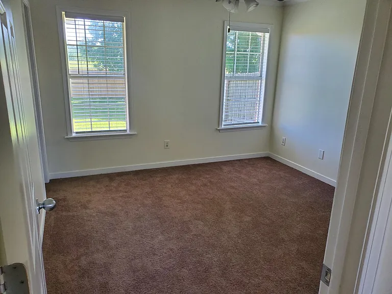 311 Green Meadow Dr — Photo 12