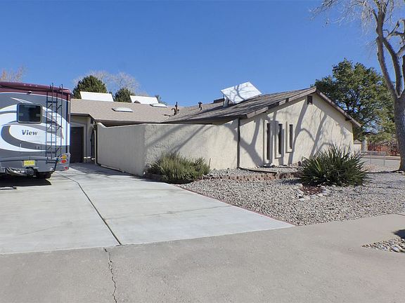 3rd image of 390 Donna Ave
